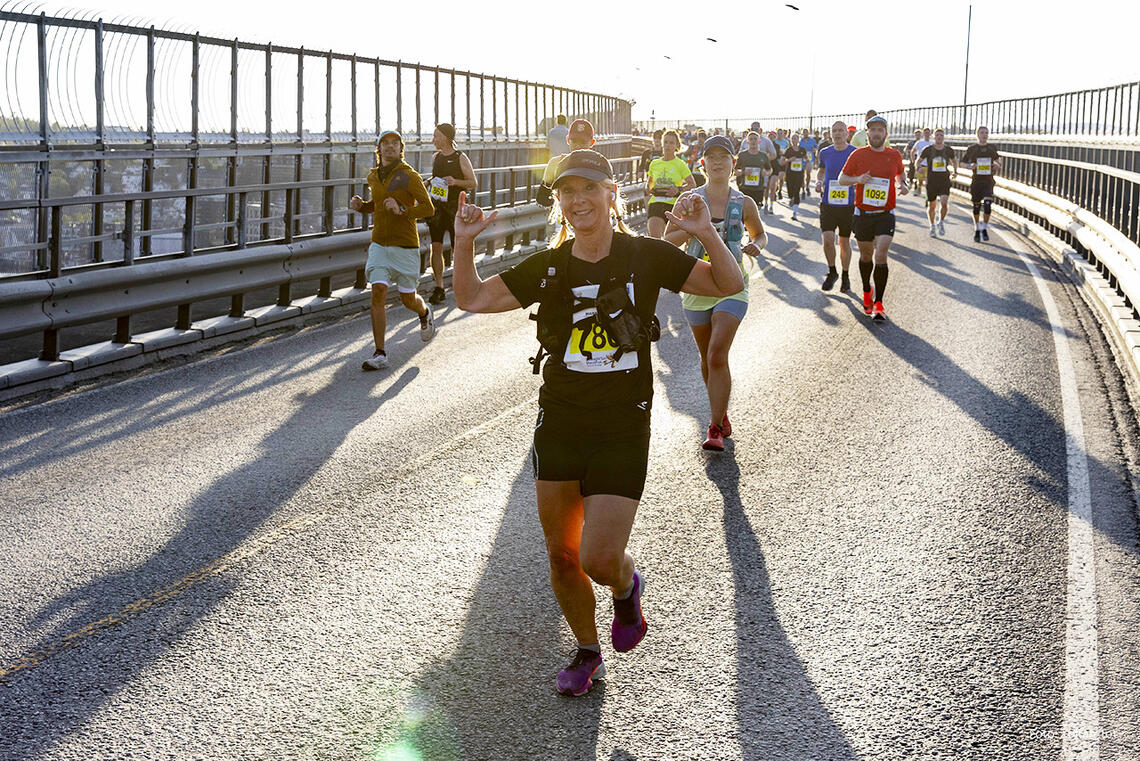 I år skal det løpes over Tromsø-brua på både halvmaraton og maraton. (Foto: Midnight Sun Marathon) 