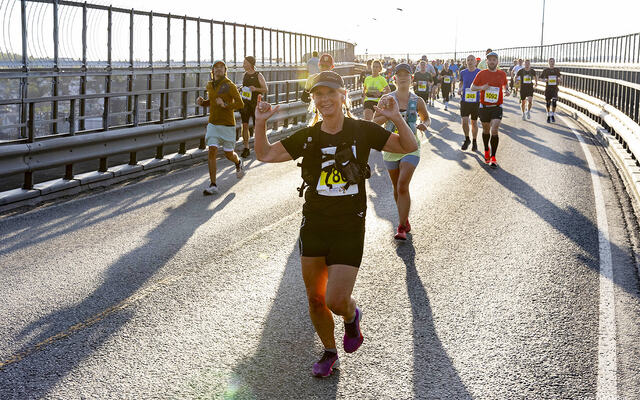 I år skal det løpes over Tromsø-brua på både halvmaraton og maraton. (Foto: Midnight Sun Marathon)