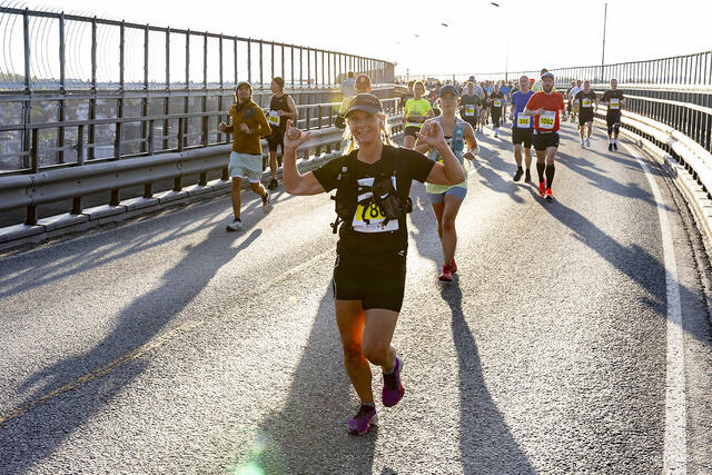 I år skal det løpes over Tromsø-brua på både halvmaraton og maraton. (Foto: Midnight Sun Marathon)