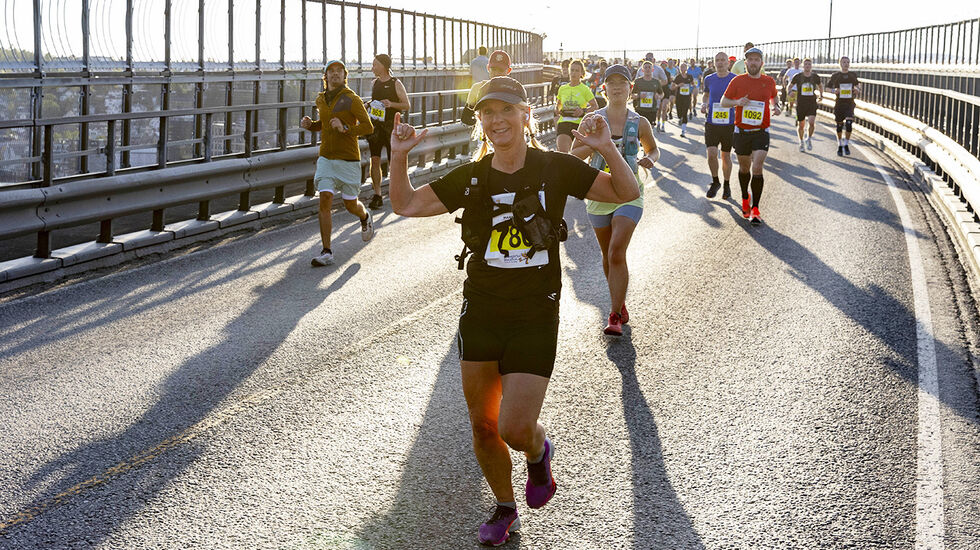 I år skal det løpes over Tromsø-brua på både halvmaraton og maraton. (Foto: Midnight Sun Marathon) 