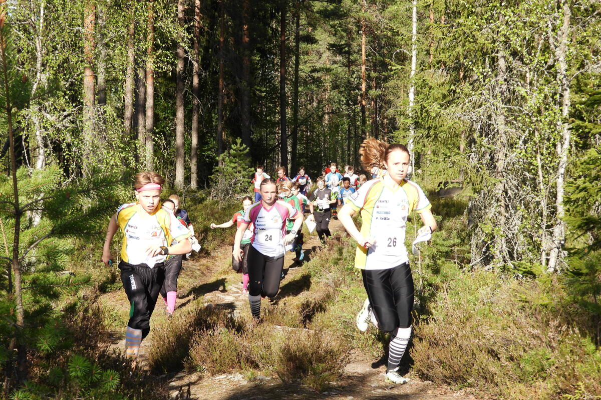 Marie Kravdal leder ann på fellesstarten fra start