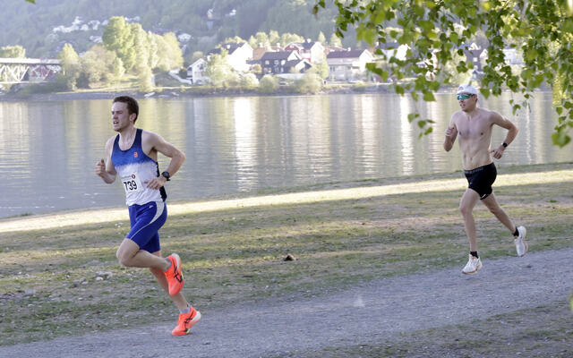 Det ble et realt spurtoppgjør blant gutta, der Johannes Havn, som representerer Lillehammer IF, vant med en margin på 0,8 sekund foran Åsmund Wiberg Otra Il/Stampa Run Club.