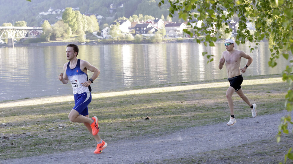 Det ble et realt spurtoppgjør blant gutta, der Johannes Havn, som representerer Lillehammer IF, vant med en margin på 0,8 sekund foran Åsmund Wiberg Otra Il/Stampa Run Club.