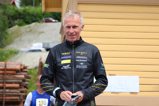 Kristen Aaby blir tildelt Kondis sin gullsko som beste veteranløper i 2023. Her er han fotografert under i forbindelse med "Norges raskeste 5 km". (Foto: Runar Gilberg)