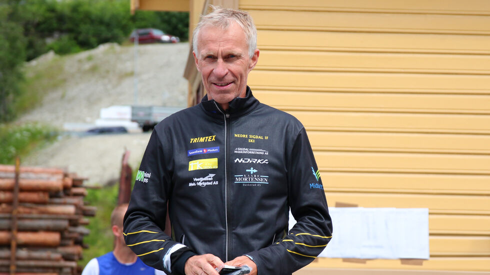 Kristen Aaby blir tildelt Kondis sin gullsko som beste veteranløper i 2023. Her er han fotografert under i forbindelse med "Norges raskeste 5 km". (Foto: Runar Gilberg)