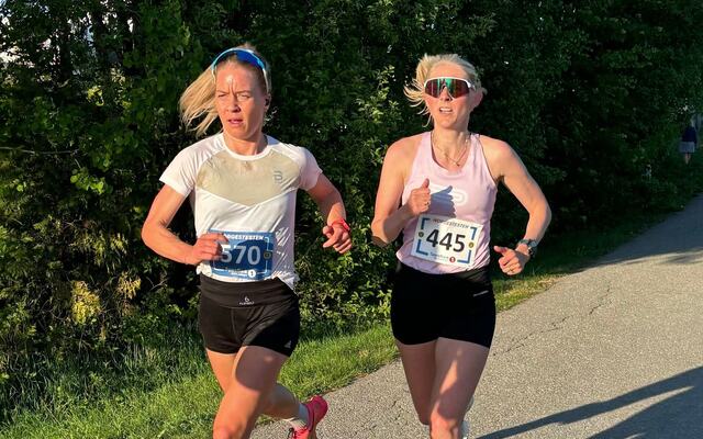 Julie Benedicte Aspesletten (til venstre) og Astrid Brathaug Sørset side om side i sola på Jessheim 16. mai. (Foto: Norgestesten)