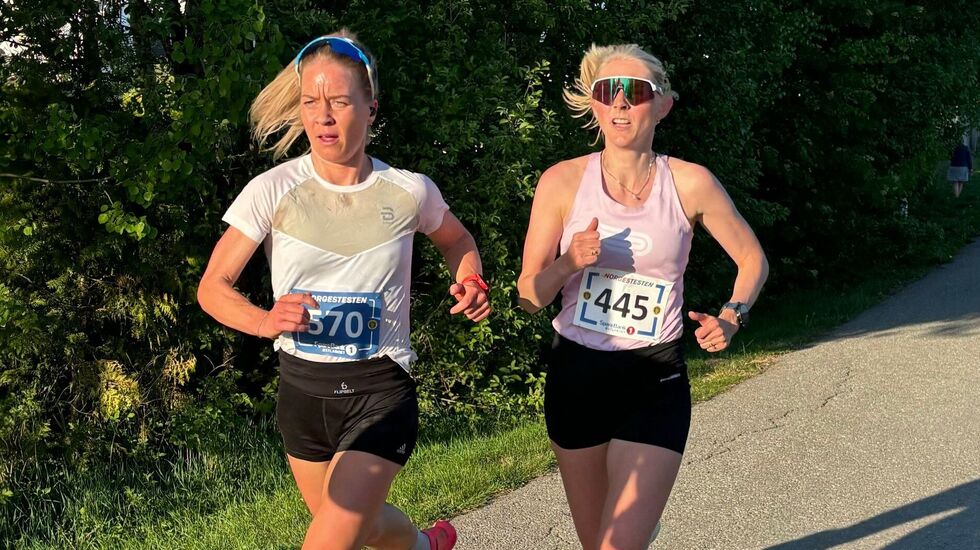 Julie Benedicte Aspesletten (til venstre) og Astrid Brathaug Sørset  side om side i sola på Jessheim 16. mai. (Foto: Norgestesten)