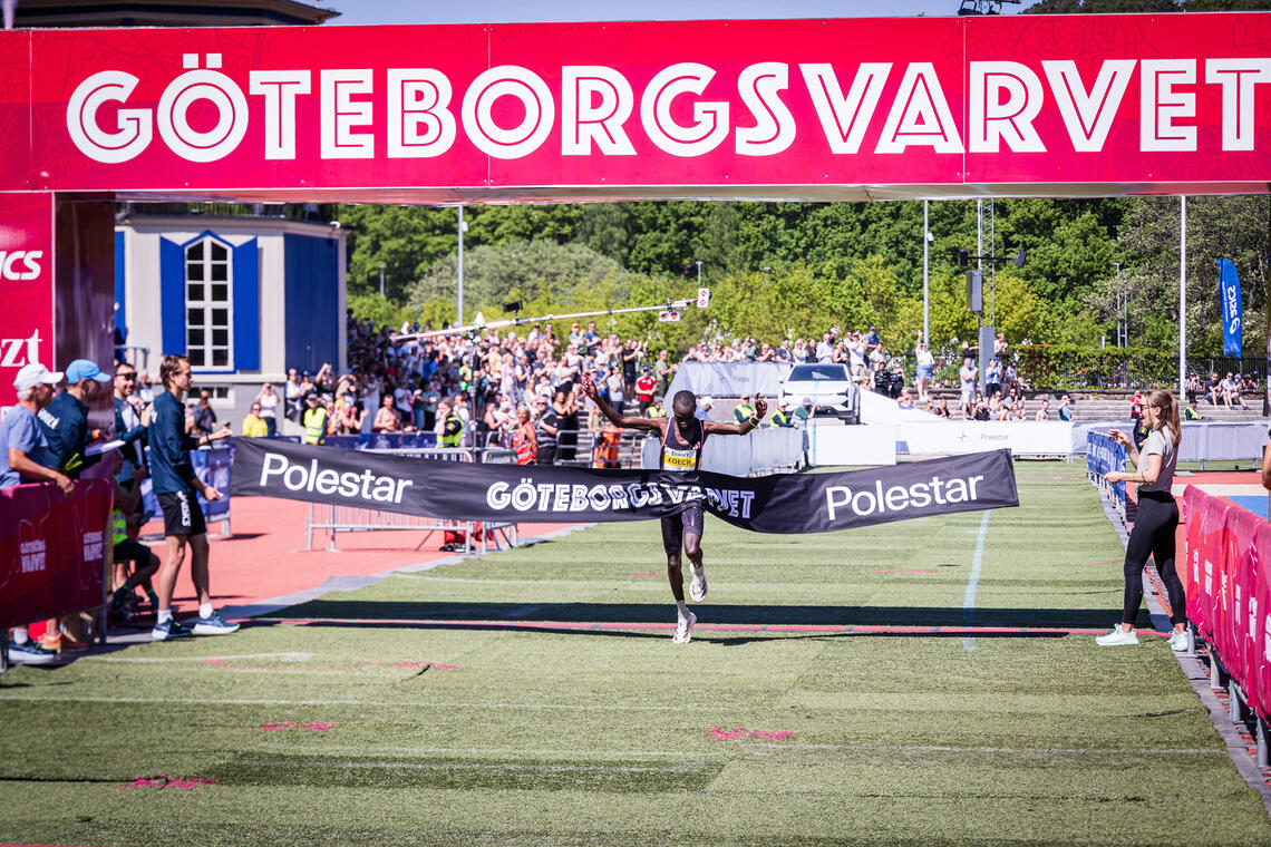 Moses Koech vinner Göteborgsvarvet på 1:02:56. (Foto: Claes Hillen)
