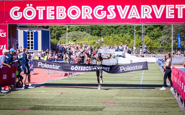 Moses Koech vinner Göteborgsvarvet på 1:02:56. (Foto: Claes Hillen)