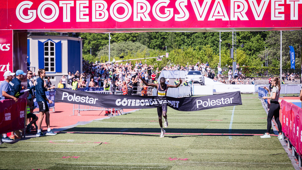 Moses Koech vinner Göteborgsvarvet på 1:02:56. (Foto: Claes Hillen)