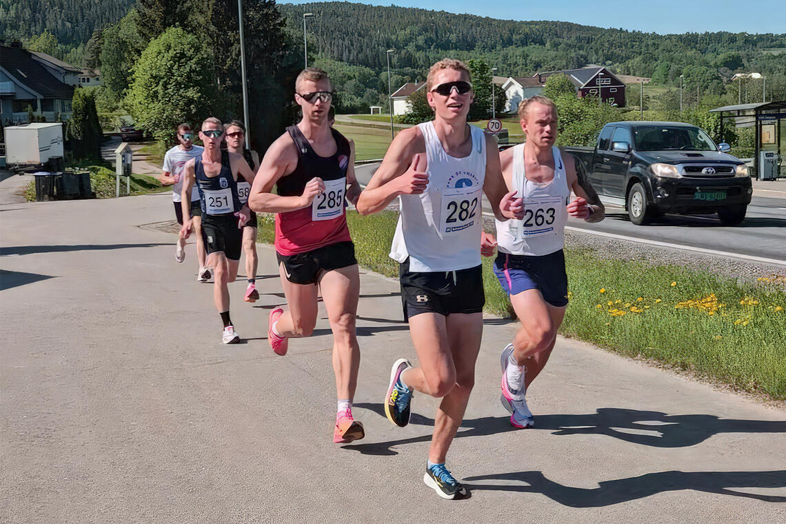 Tet-trioen har fått en luke under Sparebanken Sør Halvmaraton. Helt i front er vinneren Anders Hekkli. (Foto: Iver Fjelldalselv / Morten Weber)