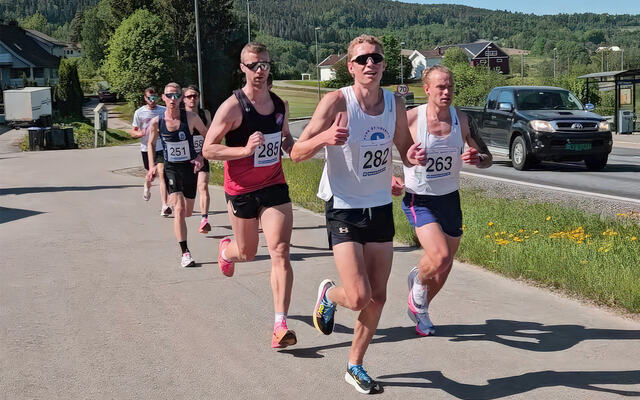 Tet-trioen har fått en luke under Sparebanken Sør Halvmaraton. Helt i front er vinneren Anders Hekkli. (Foto: Iver Fjelldalselv / Morten Weber)
