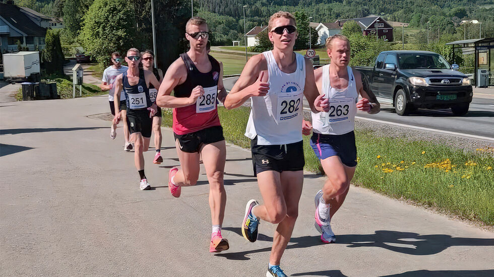 Tet-trioen har fått en luke under Sparebanken Sør Halvmaraton. Helt i front er vinneren Anders Hekkli. (Foto: Iver Fjelldalselv / Morten Weber)