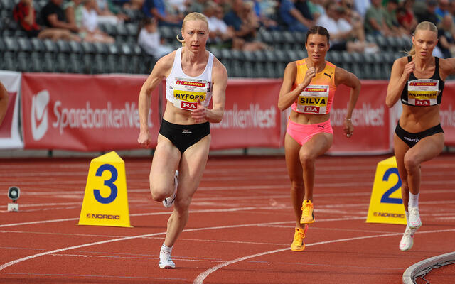 Malin Nyfors og Pernille Karlsen Antonsen var nesten jevngode på 800 m i Trond Mohn Games. (Foto: Arne Dag Myking)