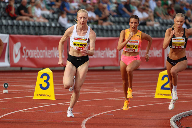 Malin Nyfors og Pernille Karlsen Antonsen var nesten jevngode på 800 m i Trond Mohn Games. (Foto: Arne Dag Myking)