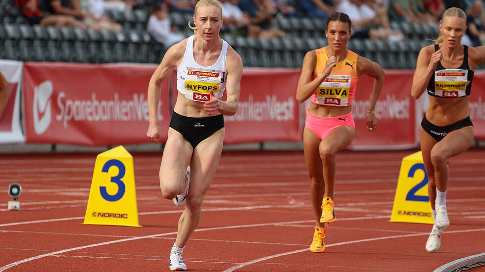 Malin Nyfors og Pernille Karlsen Antonsen var nesten jevngode på 800 m i Trond Mohn Games. (Foto: Arne Dag Myking)