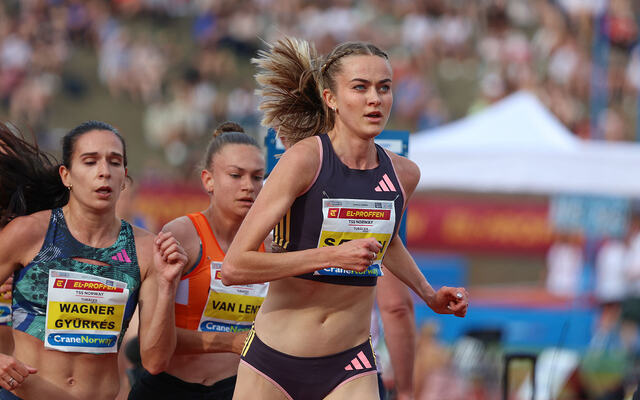 Amalie Sæten var med på leken fra start på sin andre 5000 meter men kom inn et godt stykke bak pers. (Foto: Arne Dag Myking)