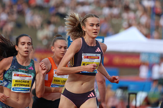 Amalie Sæten var med på leken fra start på  sin andre 5000 meter men kom inn et godt stykke bak pers. (Foto: Arne Dag Myking)
