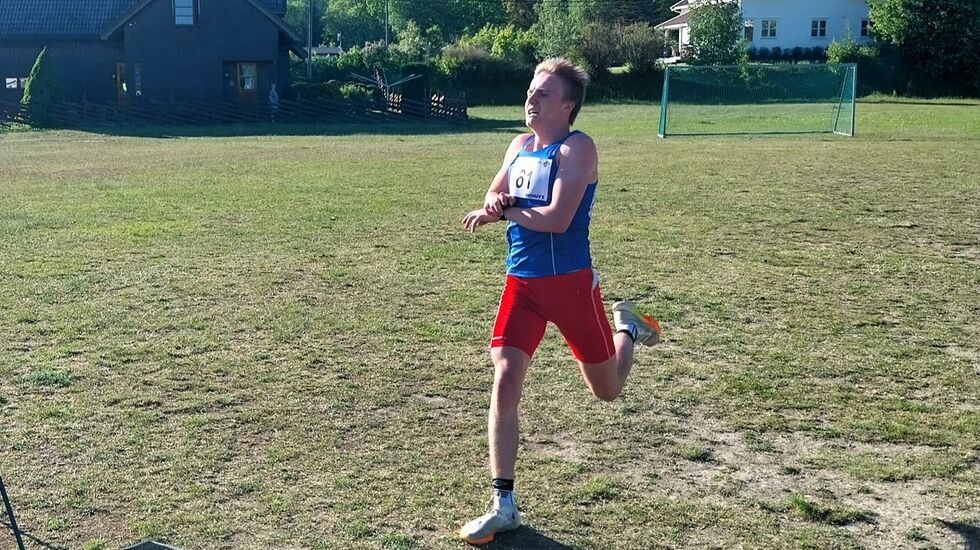 Martin Holtet holdt en imponerende fart i skogen rundt Vardåsen. (Foto fra Kongsvingerkarusellens facebookside)
