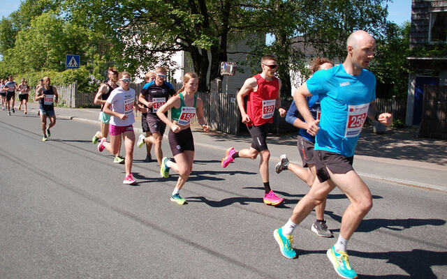 Det er klart for Grefsenkollen Opp. Her fra 2023, med Andreas Nygaard (256), kvinnenes beste Nora Sanness (307) og Emma Kirkeberg Mørk (150). (Foto: Arrangøren)