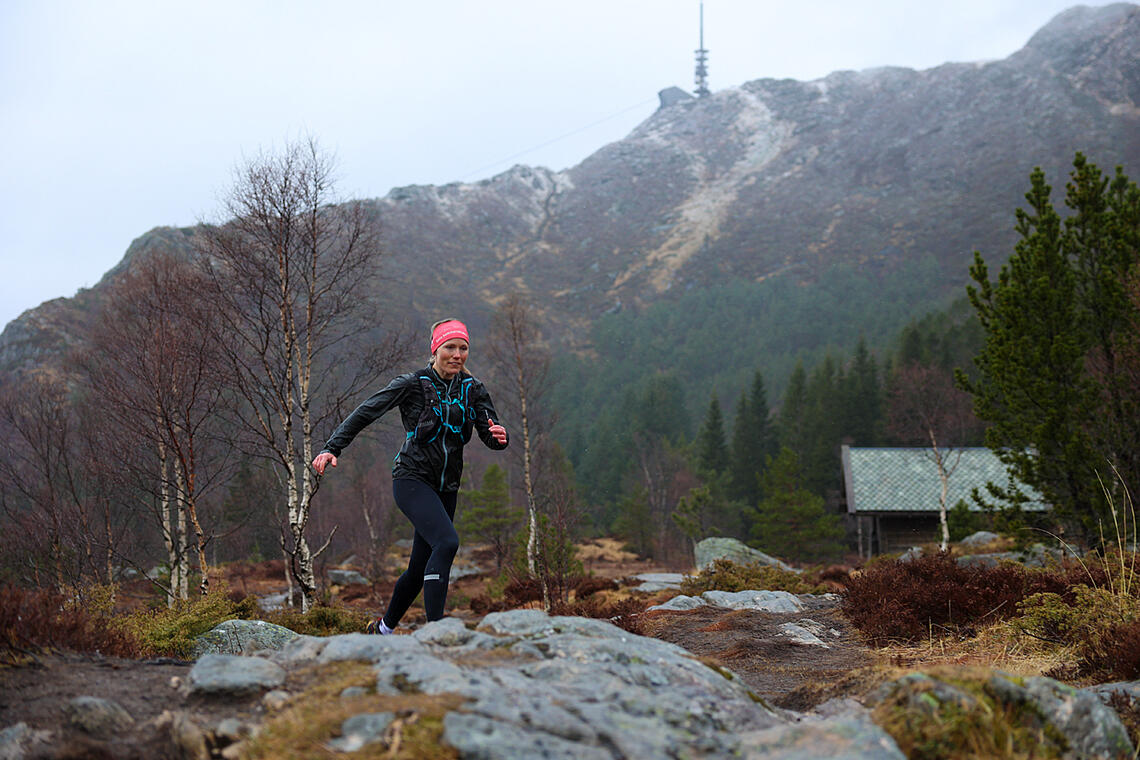 Renate Galleberg løper med Ulriken i bakgrunnen