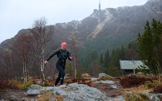 Transporttrening: Renate Galleberg bruker gjerne transporten til og fra jobb som trening. Her er hun på vei over Landåsfjellet på tur fra arbeidsplassen på Haukeland Sykehus til hjemmet sitt på Midttun. (Foto: Arne Dag Myking)