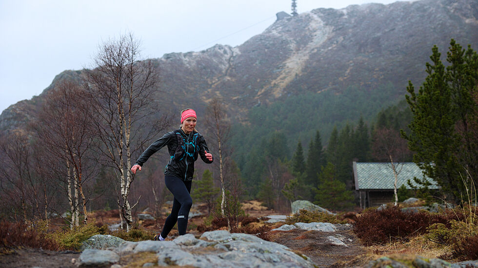 Transporttrening: Renate Galleberg bruker gjerne transporten til og fra jobb som trening. Her er hun på vei over Landåsfjellet på tur fra arbeidsplassen på Haukeland Sykehus til hjemmet sitt på Midttun. (Foto: Arne Dag Myking)