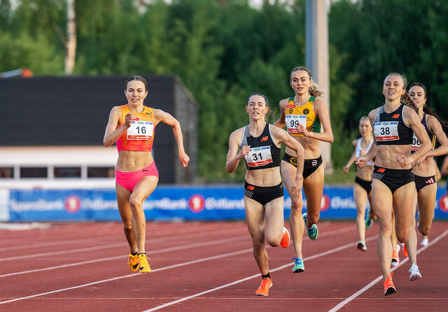 Ingeborg Østgård (16) hadde størst fart mot slutten og vant på ny pers (Foto: Samuel Hafsahl)