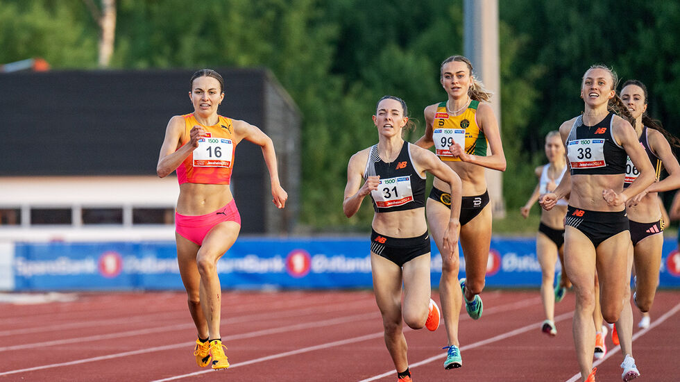 Ingeborg Østgård (16) hadde størst fart mot slutten og vant på ny pers (Foto: Samuel Hafsahl)