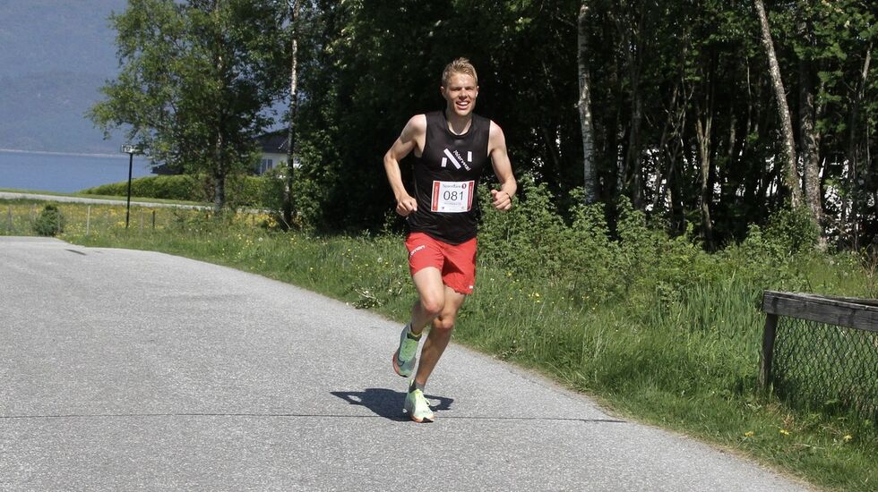 Her på slutten av løpet har Sjur Haug avgjort løpet og smilet er på plass