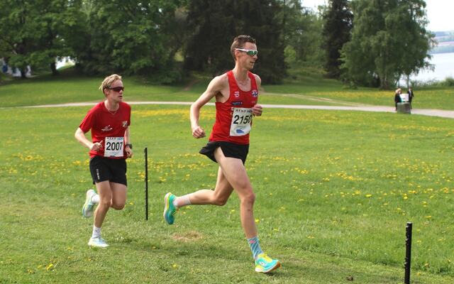 Magnus Torp Antonsen mens han fortsatt hadde Magnus Sedeniussen i hælene over gresset på Domkirkeodden etter 2 km. (Foto: Rolf Bakken)