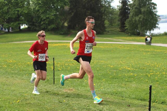 Magnus Torp Antonsen mens han fortsatt hadde Magnus Sedeniussen i hælene over gresset på Domkirkeodden etter 2 km. (Foto: Rolf Bakken)