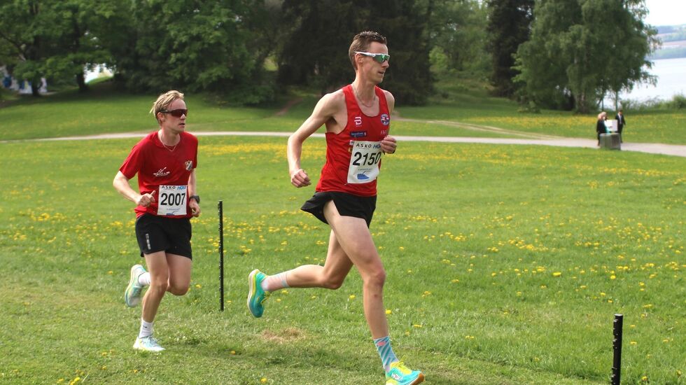 Magnus Torp Antonsen mens han fortsatt hadde Magnus Sedeniussen i hælene over gresset på Domkirkeodden etter 2 km. (Foto: Rolf Bakken)