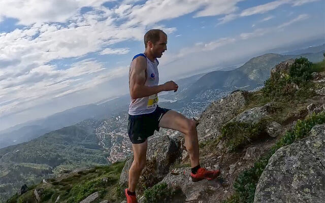 Thorbjørn Ludvigsen løp opp til Ulriken to ganger, i to forskjellige løyper. Og han vant i begge. (Alle medieinnslag: Arne Dag Myking)