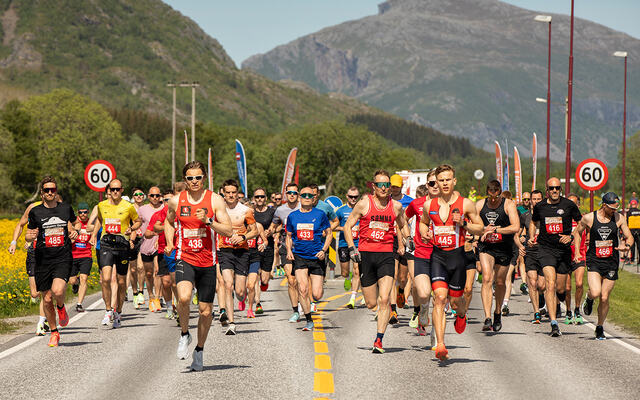 Totalt var det 352 fullførende deltakere i Sømnamile i år. Her fra starten på 10 km. (Alle foto: JanePane Photo)