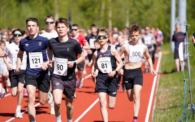5 kilometeren i Saltdalsløpet har akkurat startet. Iver Bjørnstad (90) var raskest av gutta. Her løper han sammen med Håvard Veisetsune (121), Emil Bentsen (81) og Elias Djupvik (506). (Foto: Vinger IL)