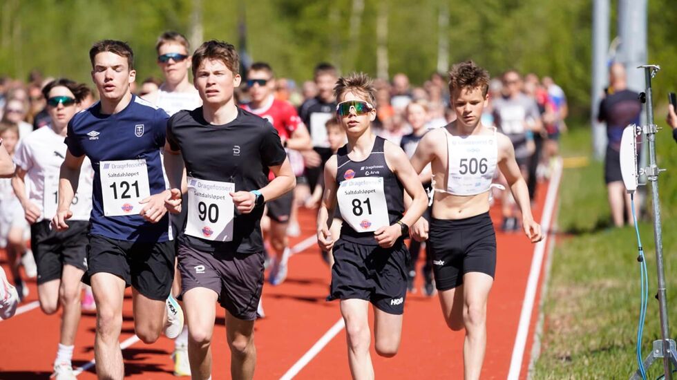 5 kilometeren i Saltdalsløpet har akkurat startet. Iver Bjørnstad (90) var raskest av gutta. Her løper han sammen med Håvard Veisetsune (121), Emil Bentsen (81) og Elias Djupvik (506). (Foto: Vinger IL)