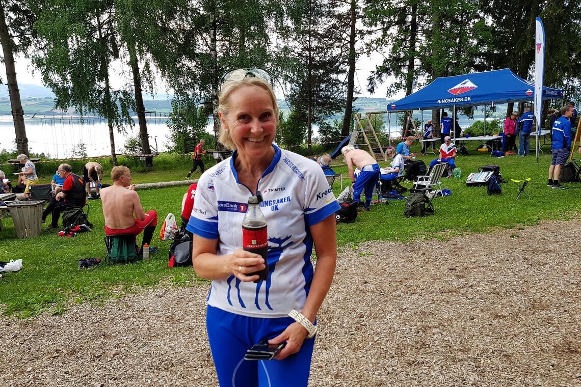Anne Marit Bordal unner seg en kald cola etter seieren i D 4,5 km-løypa. (Foto: Stein Arne Negård)