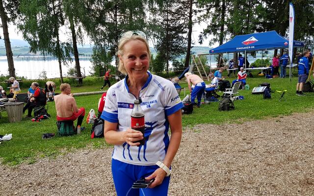 Anne Marit Bordal unner seg en kald cola etter seieren i D 4,5 km-løypa. (Foto: Stein Arne Negård)