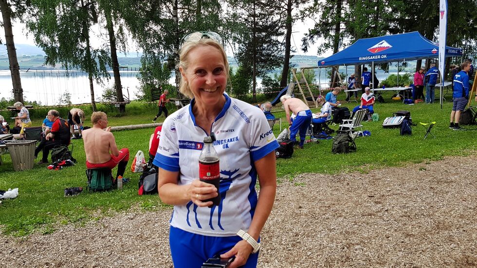Anne Marit Bordal unner seg en kald cola etter seieren i D 4,5 km-løypa. (Foto: Stein Arne Negård)