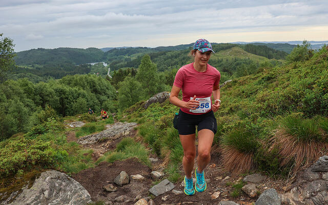 Elizaveta Ershova er her på vei oppover Totlandsfjellet. (All foto/video: Arne Dag Myking)