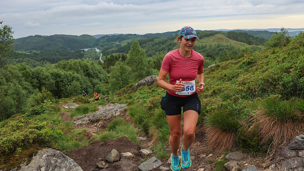 Elizaveta Ershova er her på vei oppover Totlandsfjellet. (All foto/video: Arne Dag Myking)