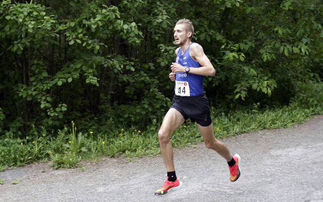 Elmer Mulleri Skalle, som representerer Lillehammr IF, ble en suveren vinner av fellesstarten i Hovemoenløpet onsdag kveld, 57 sekunder foran Åsmund Viberg fra Otra IL/Stampa Run Club. Elmer satte også ny løyperekord med tiden 16:49,7.