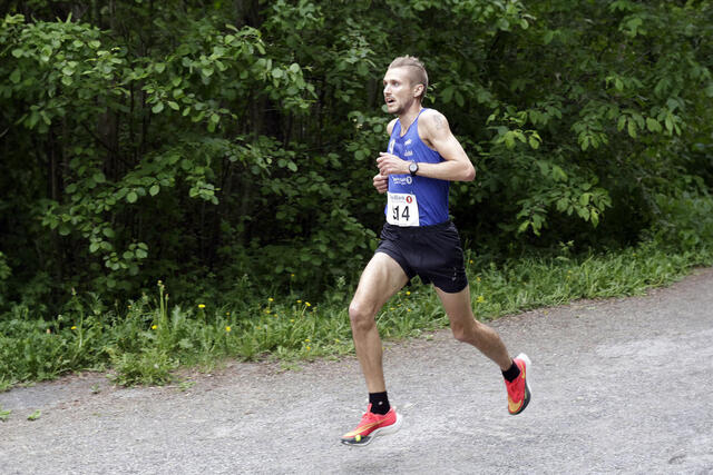 Elmer Mulleri Skalle, som representerer Lillehammr IF, ble en suveren vinner av fellesstarten i Hovemoenløpet onsdag kveld, 57 sekunder foran Åsmund Viberg fra Otra IL/Stampa Run Club. Elmer satte også ny løyperekord med tiden 16:49,7.