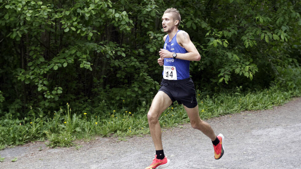 Elmer Mulleri Skalle, som representerer Lillehammr IF, ble en suveren vinner av fellesstarten i Hovemoenløpet onsdag kveld, 57 sekunder foran Åsmund Viberg fra Otra IL/Stampa Run Club. Elmer satte også ny løyperekord med tiden 16:49,7.