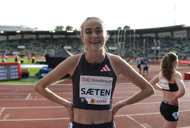 Amalie Sæten hadde all grunn til å smile etter å ha tatt en klar seier i den nasjonale 1500 meteren i Bislett Games. (Foto: Bjørn Johannessen)