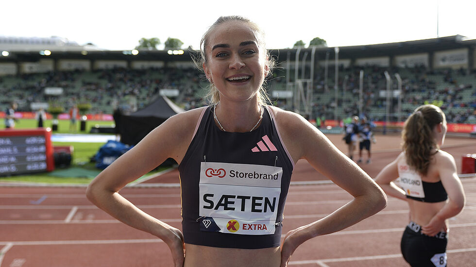 Amalie Sæten hadde all grunn til å smile etter å ha tatt en klar seier i den nasjonale 1500 meteren i Bislett Games. (Foto: Bjørn Johannessen)