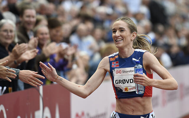 Karoline Bjerkeli Grøvdal mottok folkets hyllest etter at hun hadde satt klar norsk rekord på 3000 m. (Foto: Bjørn Johannessen)