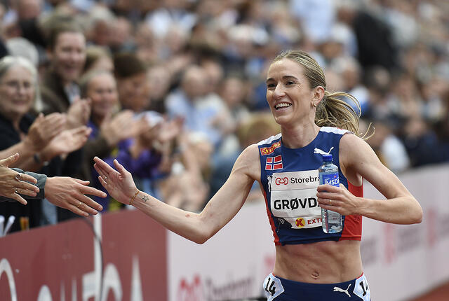 Karoline Bjerkeli Grøvdal mottok folkets hyllest etter at hun hadde satt klar norsk rekord på 3000 m. (Foto: Bjørn Johannessen)