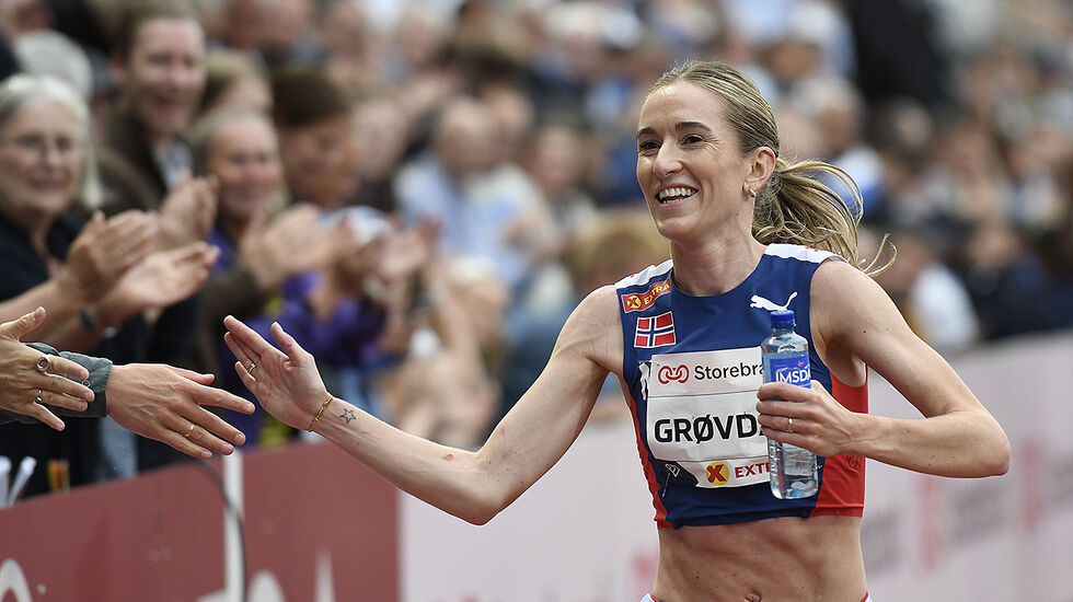 Karoline Bjerkeli Grøvdal mottok folkets hyllest etter at hun hadde satt klar norsk rekord på 3000 m. (Foto: Bjørn Johannessen)